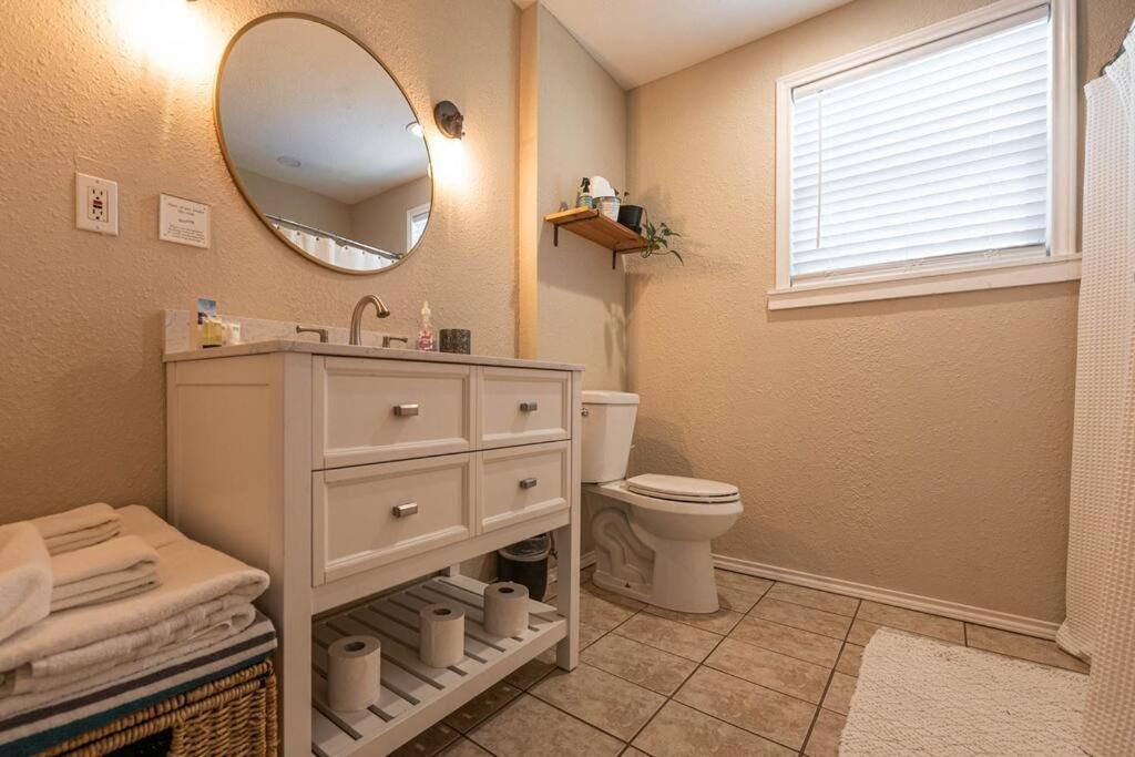 Escape To A Restored 1920S East Waco Bungalow Экстерьер фото