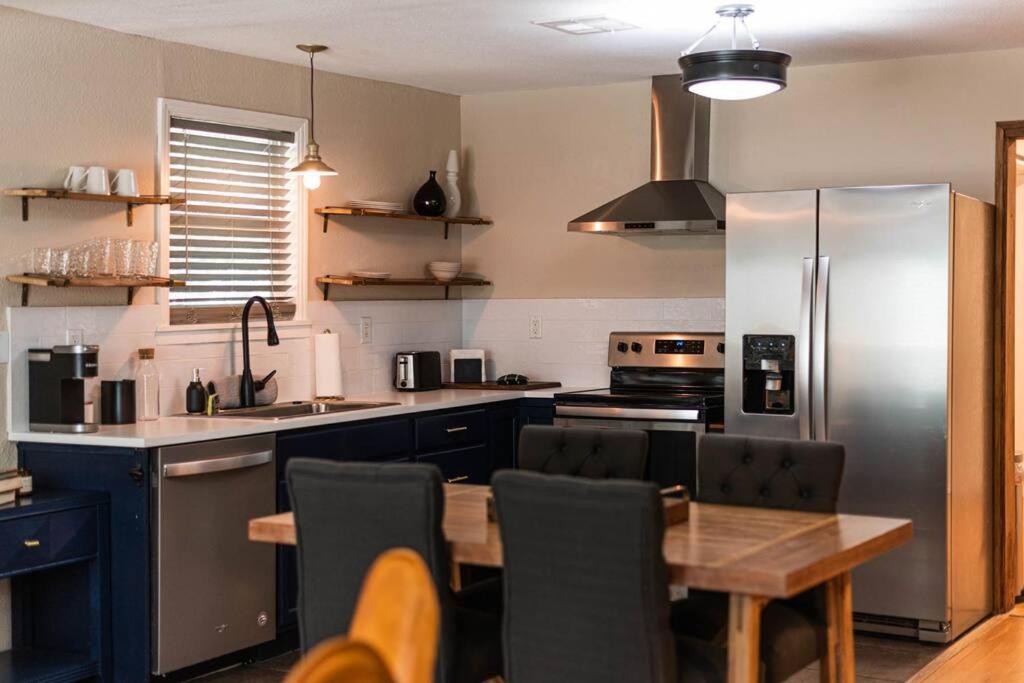Escape To A Restored 1920S East Waco Bungalow Экстерьер фото