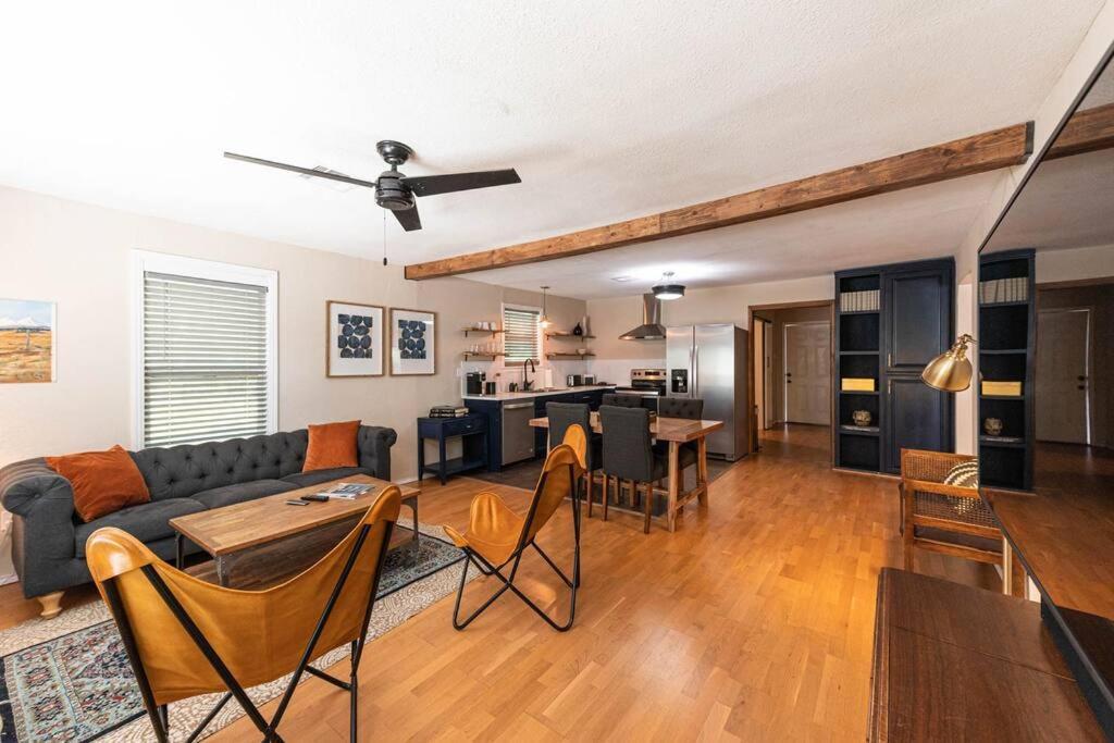 Escape To A Restored 1920S East Waco Bungalow Экстерьер фото