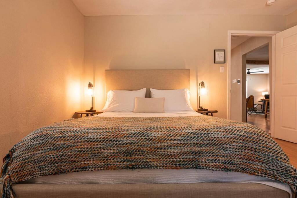 Escape To A Restored 1920S East Waco Bungalow Экстерьер фото