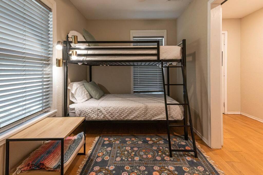 Escape To A Restored 1920S East Waco Bungalow Экстерьер фото