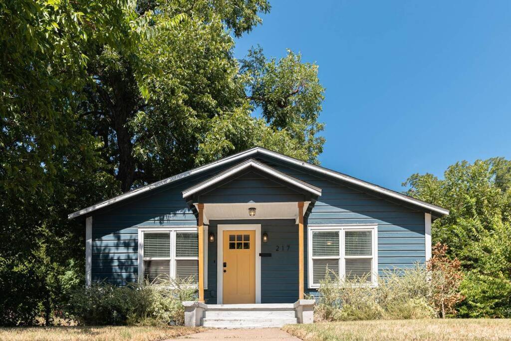 Escape To A Restored 1920S East Waco Bungalow Экстерьер фото
